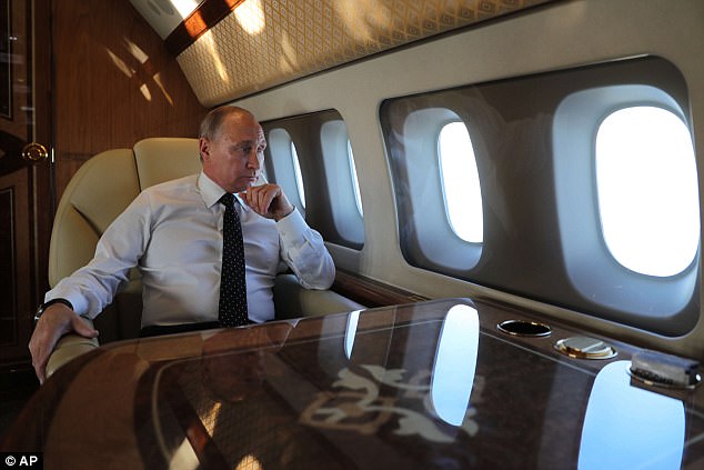Tổng thống Putin trên máy bay lên đường đến căn cứ của Nga ở chiến trường Syria