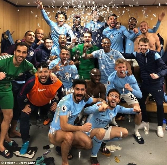 Cầu thủ Man City ăn mừng phấn khích sau trận đấu dẫn tới vu ẩu đả