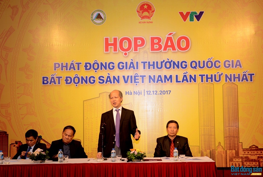 Chủ tịch Hiệp hội bất động sản Việt Nam chủ trì buổi họp báo.