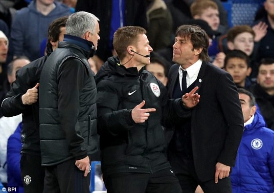 HLV Conte (phải) nổi đóa khi bị HLV Mourinho góp ý về cách ăn mừng!