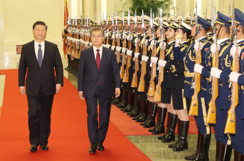Tổng thống Hàn Quốc Moon đang có chuyến thăm đến Bắc Kinh và đã có cuộc gặp với Chủ tịch Trung Quốc Tập Cận Bình