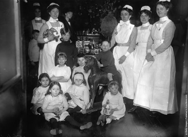 Tại bệnh viện, các bác sĩ, y tá tổ chức Giáng sinh cho các bệnh nhân nhí. Ảnh chụp tại London, Anh năm 1913