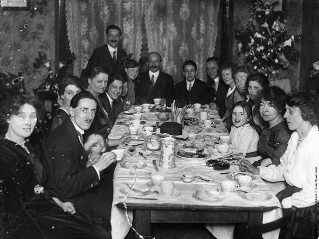 Một gia đình quây quần bên bữa tiệc Giáng sinh tháng 12/1919.