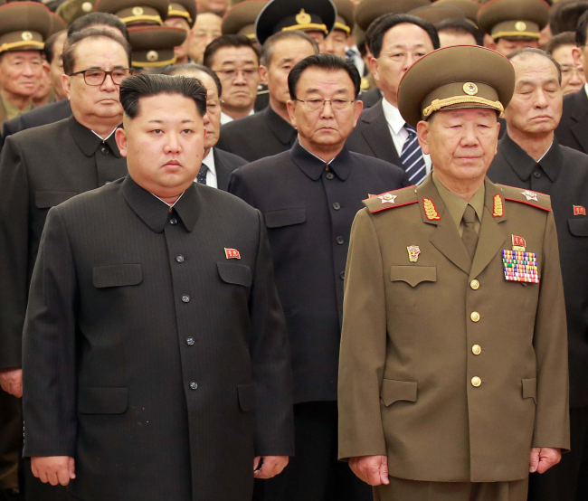 Chủ tịch Kim Jong Un và ông Hwang (bên phải ảnh, hàng thứ nhất)