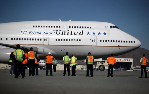 Các nhân viên của United Airlines bên chiếc 747 của hãng, trước nó khi khởi hành từ Sân bay Quốc tế San Francisco cho chuyến bay cuối cùng tới Honolulu, Hawaii vào ngày 7/11. Ảnh: AFP/Getty.