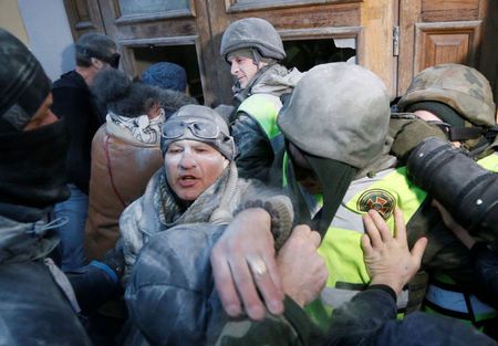 Lực lượng biểu tình đụng độ với cảnh sát Ukraine