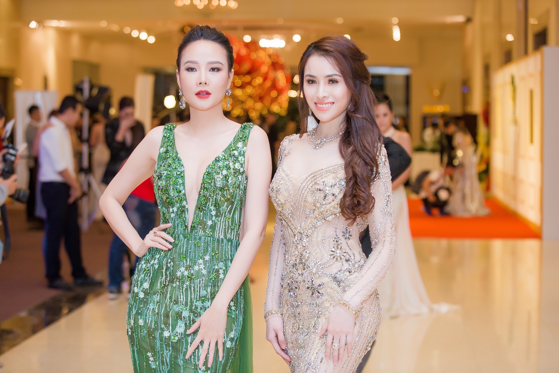 Dương Yến Ngọc đọ sắc cùng Hoa hậu Thư Dung