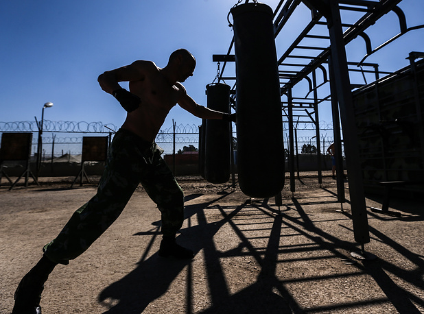 Một binh sĩ Nga đang rèn luyện thể lực tại phòng gym ngoài trời ở căn cứ Hmeymim