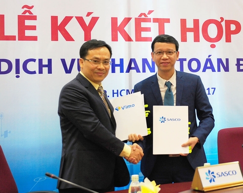 Ông Nguyễn Văn Hùng Cường, Phó Tổng Giám đốc SASCO và ông Đỗ Công Diễn - Tổng giám đốc Công ty Cổ phần Công nghệ Vi Mô ký kết hợp tác ứng dụng dịch vụ thanh toán điện tử.