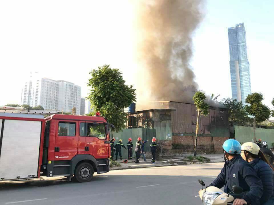Hà Nội: Cháy dữ dội tại khu nhà tạm, 1 người tử vong