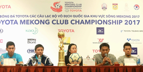 HLV Võ Đình Tân (thứ 2 từ trái sang) quyết tâm đoạt chức vô địch Mekong Cup 2017