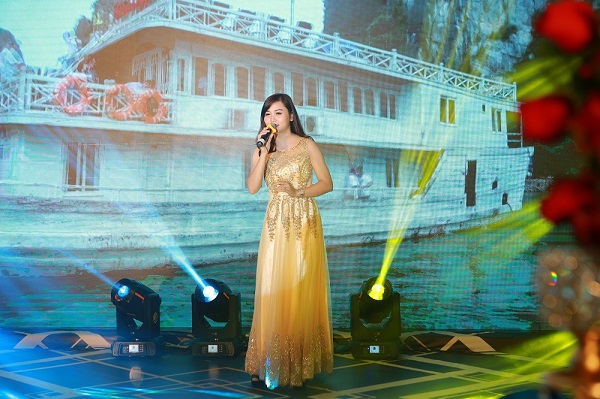 Ca sĩ Huyền Trang thể hiện ca khúc “Hạ Long biển nhớ”