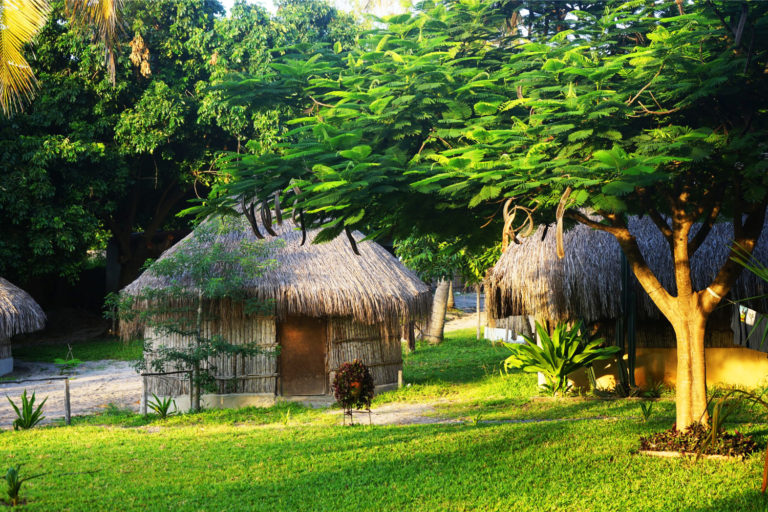 Mặc dù Vilanculos là một ngôi làng nhỏ nhưng bãi biển nơi đây đẹp miễn chê. Ở nơi đây, du khách có thể chọn Baobab Backpackers, một khách sạn được xây theo kiểu truyền thống, là loại những túp lều bằng gỗ tròn mái lợp bằng lá cọ  rất thân thiện với môi trường sinh thái xung quanh.