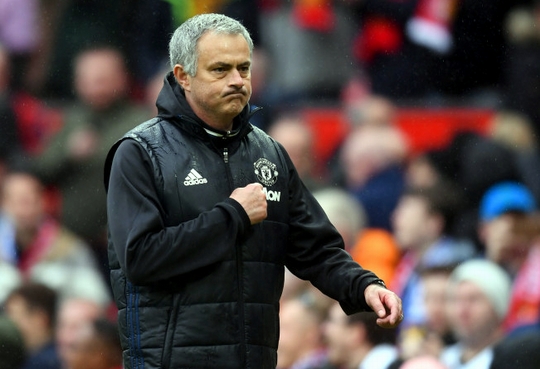 Man Utd bất ngờ hoãn gia hạn hợp đồng, ông Mourinho lâm nguy!