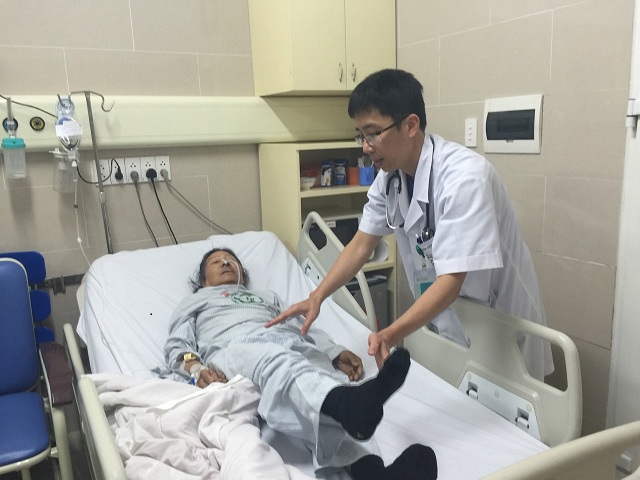 PGS. Mai Duy Tôn đang thăm khám cho bệnh nhân đột quỵ điều trị tại Khoa Cấp cứu A9