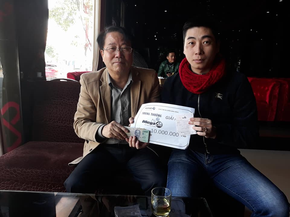 Ông Kim Jeon Il (trái) may mắn trúng giải nhất sản phẩm Mega 6/45 kỳ QSMT 221 ngày 17/12/2017