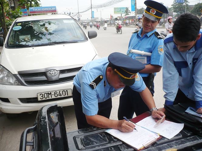 Thanh tra giao thông Hà Nội xử lý xe vi phạm trên đường.
