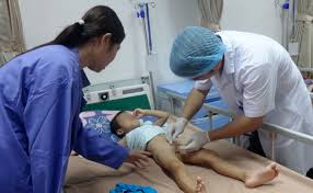 Bắt nữ y sĩ làm hơn 100 cháu bé bị sùi mào gà ở Hưng Yên