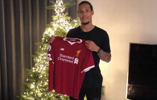 Virgil van Dijk khoe áo đấu mới của Liverpool