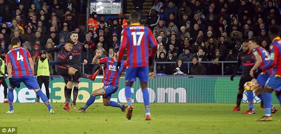 Sanchez lập cú đúp bàn thắng chit trong vòng 5 phút, giúp Arsenal dẫn trước 3-1