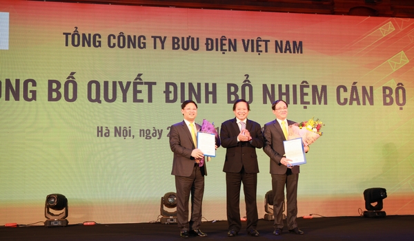 Ông Phạm Anh Tuấn (bìa phải), Tổng giám đốc được bổ nhiệm giữ chức vụ Bí thư Đảng ủy, Chủ tịch HĐTV Tổng công ty BĐVN; Ông Chu Quang Hào, Phó Tổng giám đốc được bổ nhiệm thành viên HĐTV (bìa trái). 