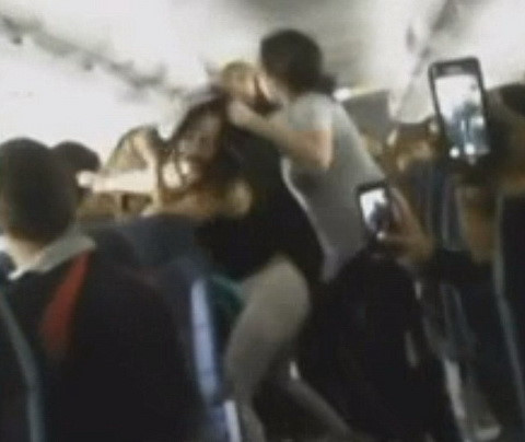 Vợ chồng đánh nhau trên máy bay bị cấm bay 1 năm