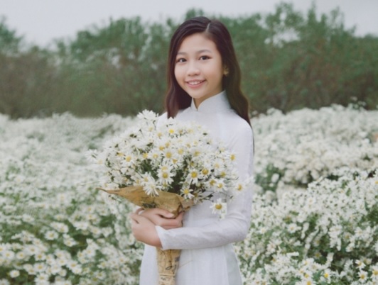 Hoa hậu nhí Ngọc Lan Vy tinh khôi với áo dài trắng