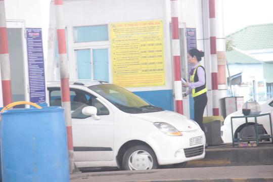 Tài xế dùng ô tô &quot;cố thủ&quot; giữa trạm BOT Nam Bình Định đòi giảm giá vé