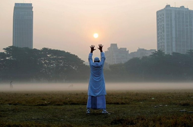 Một người đàn ông tập thể dục trong công viên vào một buổi sáng mùa đông ở Kolkata, Ấn Độ, ngày 4/12/2017. Ảnh: Reuters