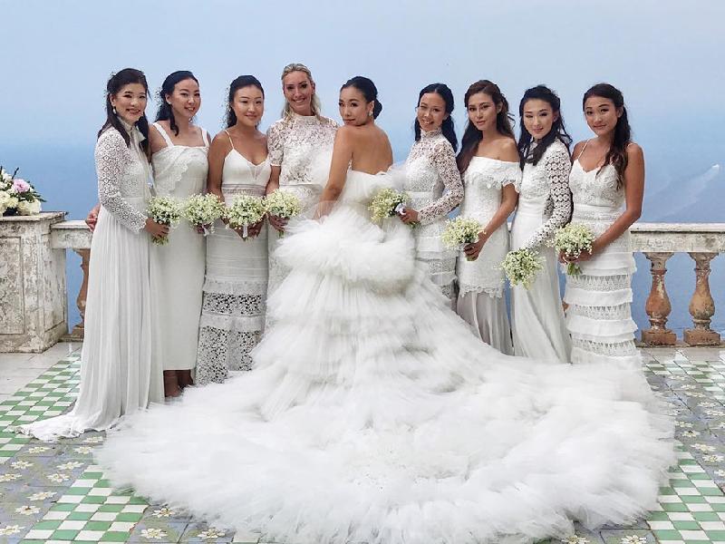 Feiping Chang, blogger thời trang nổi tiếng Hong Kong, từng gây sốt mạng xã hội với bộ đầm cưới xếp tầng bồng bềnh của nhà mốt Giambattista Valli. Chiếc váy được so sánh như những đám mây khổng lồ. 