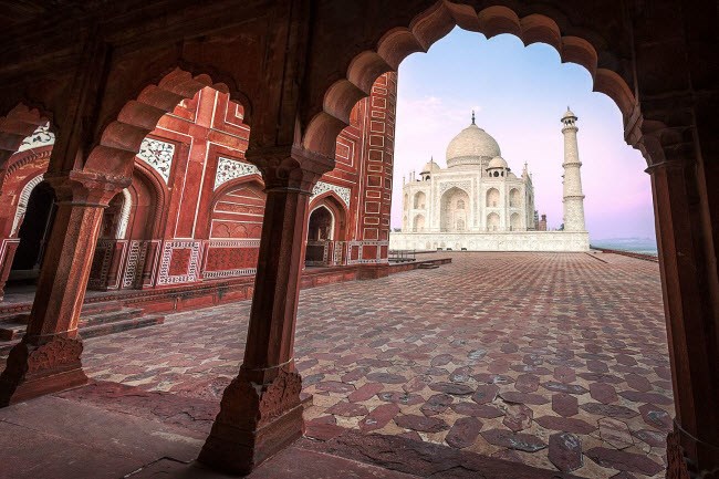 3. Đền Taj Mahal, Ấn Độ: Lăng mộ tuyệt đẹp từ thế kỷ 17 là một trong những điểm đến mơ ước của mọi du khách. Tuy nhiên chính phủ Ấn Độ đang có kế hoạch bảo trì ngôi đền bằng phương pháp bùn từ tháng 3 năm 2018, và việc này có thể kéo dài tới năm 2019. Nếu bạn không muốn ngắm nhìn ngôi đền hằng ao ước với mái vòm được bọc trong bùn thì nên tránh thời gian thăm quan nơi đây trong năm 2018.