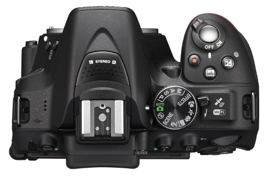 D5300 là chiếc máy ảnh DSLR đầu tiên của Nikon được trang bị kết nối không dây WiFi và bộ định vị GPS cho phép sử dụng ứng dụng trên di động để lấy ảnh từ máy ảnh và chia sẻ trên mạng xã hội.