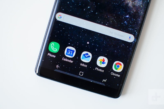 Samsung Galaxy Note 8 sở hữu thiết kế sang trọng và nổi bật, gây ấn tượng mạnh với người dùng nhờ thiết kế kết hợp giữa kính và kim loại, màn hình vô cực “Infinity Display” tương tự trên Galaxy S8 với tràn viền ở hai cạnh bên, khá mỏng ở trên và dưới. 