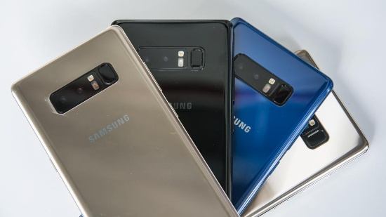 Samsung Galaxy Note 8 còn được chứng nhận IP68 về khả năng chống nước và chống bụi. Đây cũng là chiếc smartphone đầu tiên của Samsung được trang bị hệ thống camera kép ở mặt sau với hai cảm biến 12 megapixel, nhưng khẩu độ tương ứng là f/1.7 và f/2.4 cộng thêm khả năng ổn định hình ảnh quang học cho cả hai camera. 