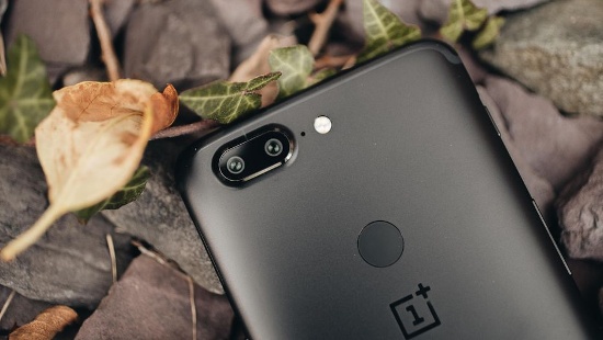 Camera là một trong những điểm nổi bật trên OnePlus 5T với cụm camera kép, trong đó camera chính 16MP, khẩu độ f1.7 và camera thứ hai có độ phân giải 20MP, khẩu độ f1.7 có khả năng gộp 4 điểm ảnh làm một để giảm nhiễu khi chụp thiếu sáng.