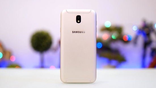 Samsung Galaxy J7 Pro sở hữu màn hình Super AMOLED 5.5 inch độ phân giải Full HD sắc nét với tính năng Always On độc đáo của Galaxy S8. Ngoài ra thiết bị còn được tăng cường tiện ích bảo mật thông tin cho người dùng với Thư mục bảo mật để lưu trữ tập tin và các ứng dụng riêng biệt. 