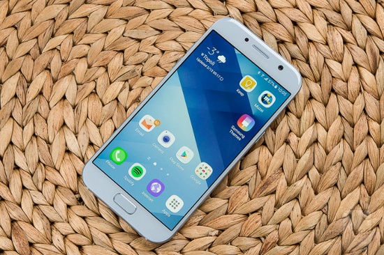 Samsung Galaxy A5 2017 là thiết bị hiếm hoi được trang bị khả năng chống nước đạt chuẩn IP68, cao nhất trên smartphone hiện nay. Thiết bị có màn hình 5.2 inch độ phân giải Full HD với tấm nền Super AMOLED hiển thị hình ảnh sắc nét và rực rỡ.