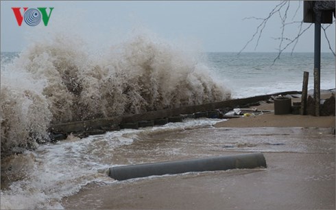 Sóng biển nổ như lựu đ​ạn, đánh sập nhà dân ven biển Phan Thiết