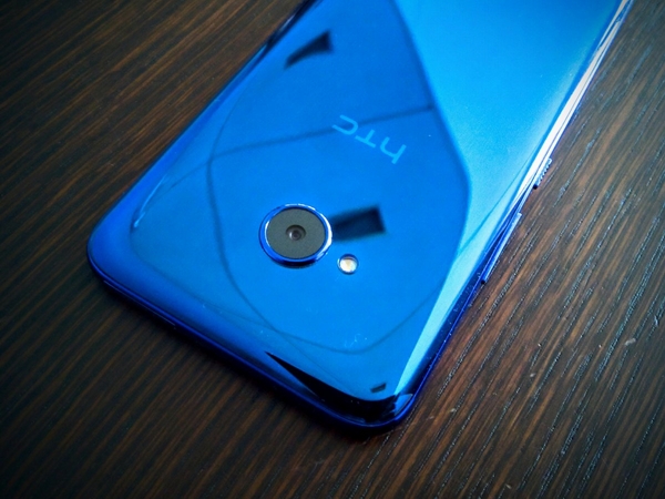 HTC U11 Life – có thiết kế giống hệt “người chị” HTC U11 nhưng giá chỉ bằng một nửa. Máy có giá 350USD, trong khi HTC U11 có giá 650USD. Tuy nhiên, chúng có những điểm khác nhau, chẳng hạn thay vì toàn bộ mặt sau bằng kính thì phiên bản Life chỉ sử dụng nhựa plastic. Tuy vậy, HTC U11 Life vẫn tự hào khi được trang bị một camera tuyệt vời, một giải pháp tuyệt vời cho việc thiếu giắc cắm tai nghe, và mọi thứ khác bạn mong đợi trên chiếc U11 như thời lượng pin tốt, chức năng “bóp” Edge Sense tích hợp sẵn trong Alexa.