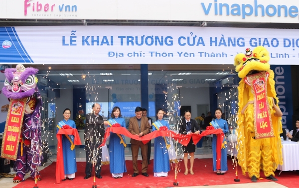 Đại diện Lãnh đạo địa phương cùng Trung tâm Kinh doanh VNPT – Hà Nội cắt băng khai trương Cửa hàng giao dịch.
