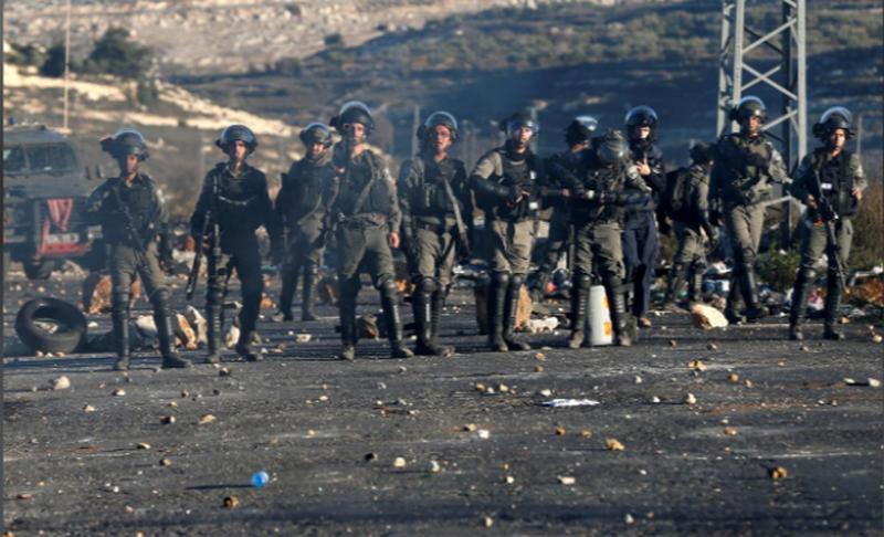 Binh sĩ Israel trấn áp biểu tình tại Beilj El, gần TP Ramallah ở Bờ Tây (Palestine) ngày 8-12. Ảnh: REUTERS