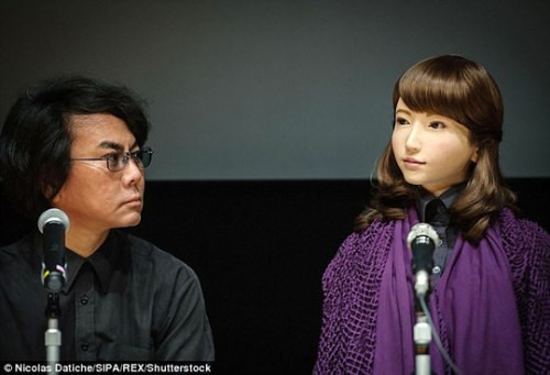 Erica trả lời phỏng vấn bên cạnh cha đẻ Hiroshi Ishiguro. Ảnh do nhóm nghiên cứu cung cấp