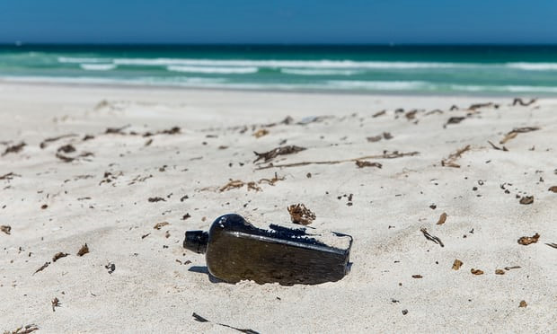 Chai rượu gin được phát hiện ở một bãi biển thuộc bang Tây Australia. Ảnh: Kym Illman/Guardian.