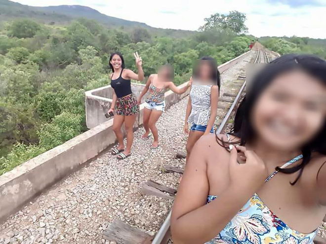 Selfie sống ảo trên cầu, 4 cô gái suýt chết