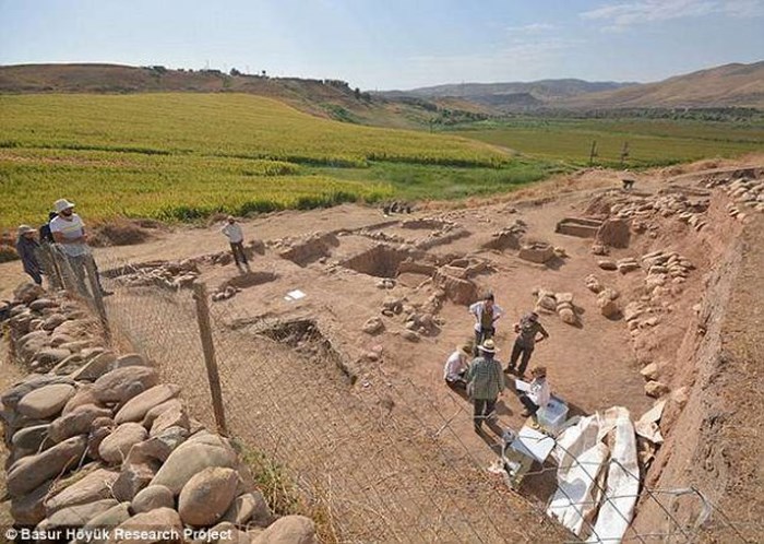 Các nhà khảo cổ mới đây đã khai quật ra nhiều bộ xương, hầm mộ bí ẩn và các cổ vật quý hiếm còn xót lại từ thời kì đồ đồng và đưa ra những nhận định mới về giai đoạn đầu của nền văn minh nhân loại.