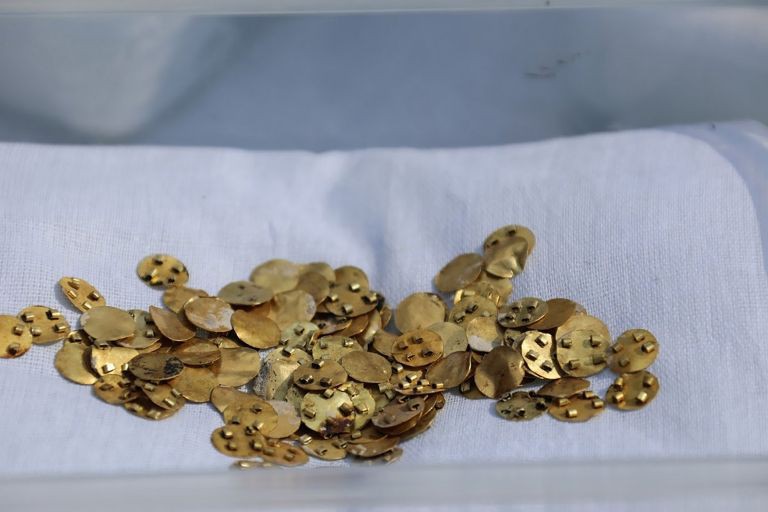 Những món vàng được tìm thấy trong mộ cổ