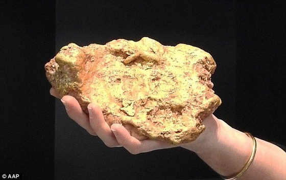 Đào được cục vàng nguyên khối 3kg, bán được 25 tỷ đồng