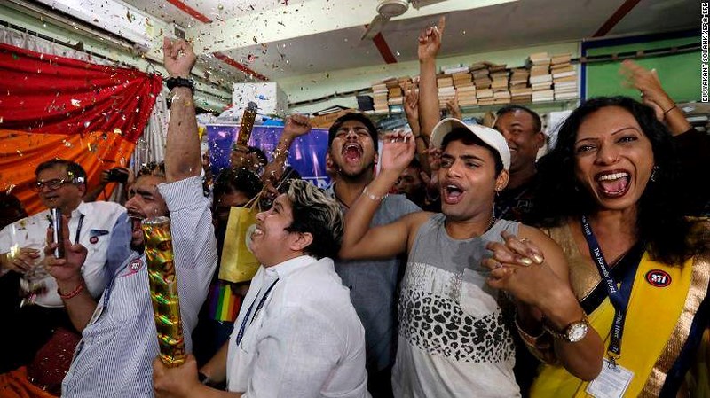Đám đông hò hét ăn mừng phán quyết của Tòa án Tối cao tại thành phố Mumbai, Ấn Độ ngày 6-9. Ảnh: CNN