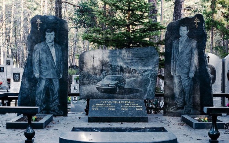 Nằm ở phía tây nam vùng ngoại ô Yekaterinburg, nghĩa trang Shirokorechenskoe là nơi yên nghỉ cuối cùng của nhiều nhân vật nổi tiếng tại vùng đất này bao gồm các nghệ sĩ dân gian, các nhà khoa học và anh hùng trong Thế chiến II. Tuy nhiên, nơi đây còn là nơi chôn cất của các găng-tơ Nga chết trong cuộc chiến giành quyền lực ở thập niên 90. Ảnh: The Guardian