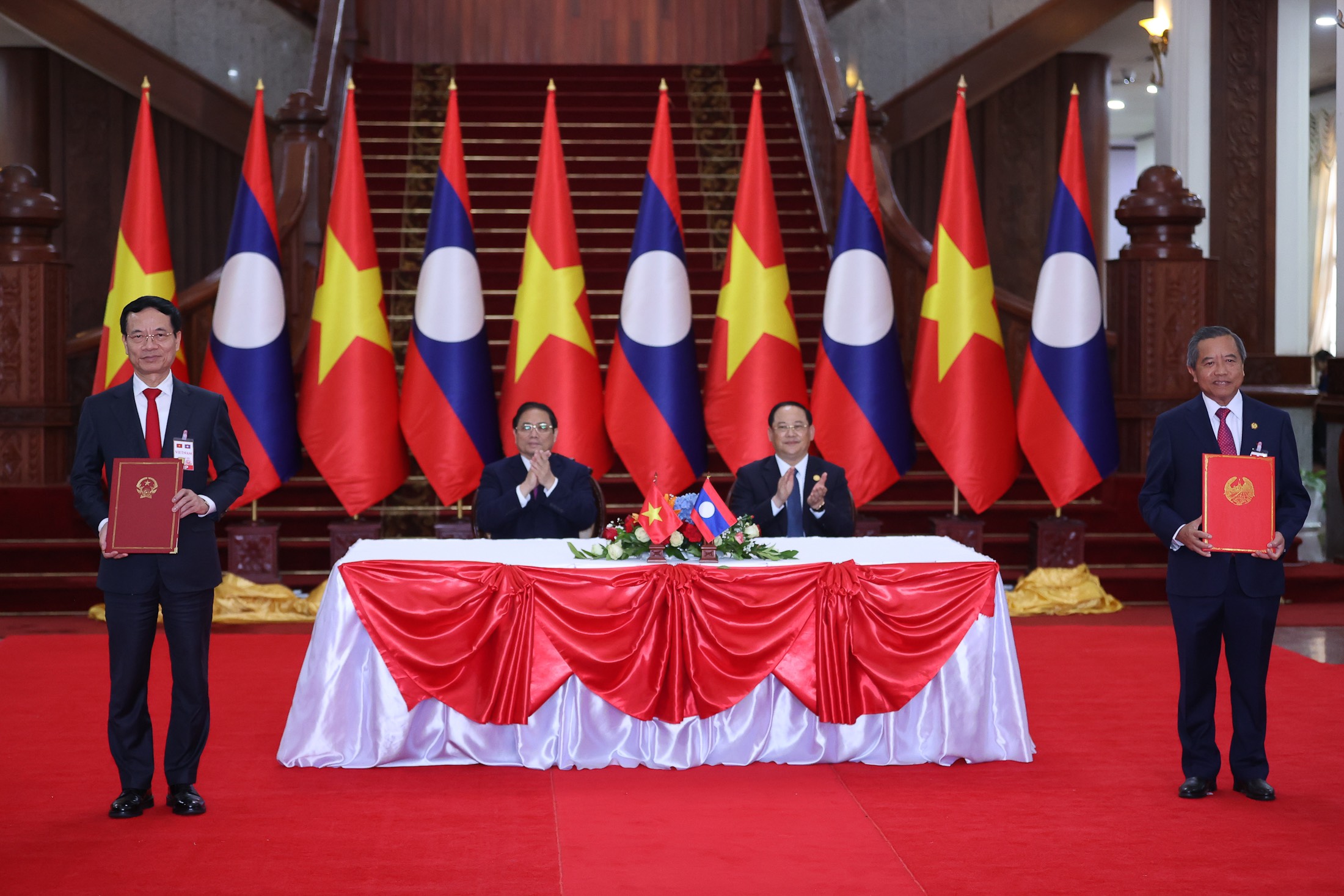Bộ trưởng Nguyễn Mạnh Hùng và Bộ trưởng Boviengkham Vongdara ký Hiệp định giữa Chính phủ nước CHXHCN Việt Nam và Chính phủ nước CHDCND Lào về Đối tác số.